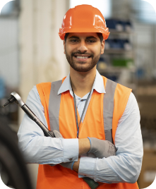 Hombre con casco de seguridad representa seguros de responsabilidad civil empresariales en CDMX y Querétaro